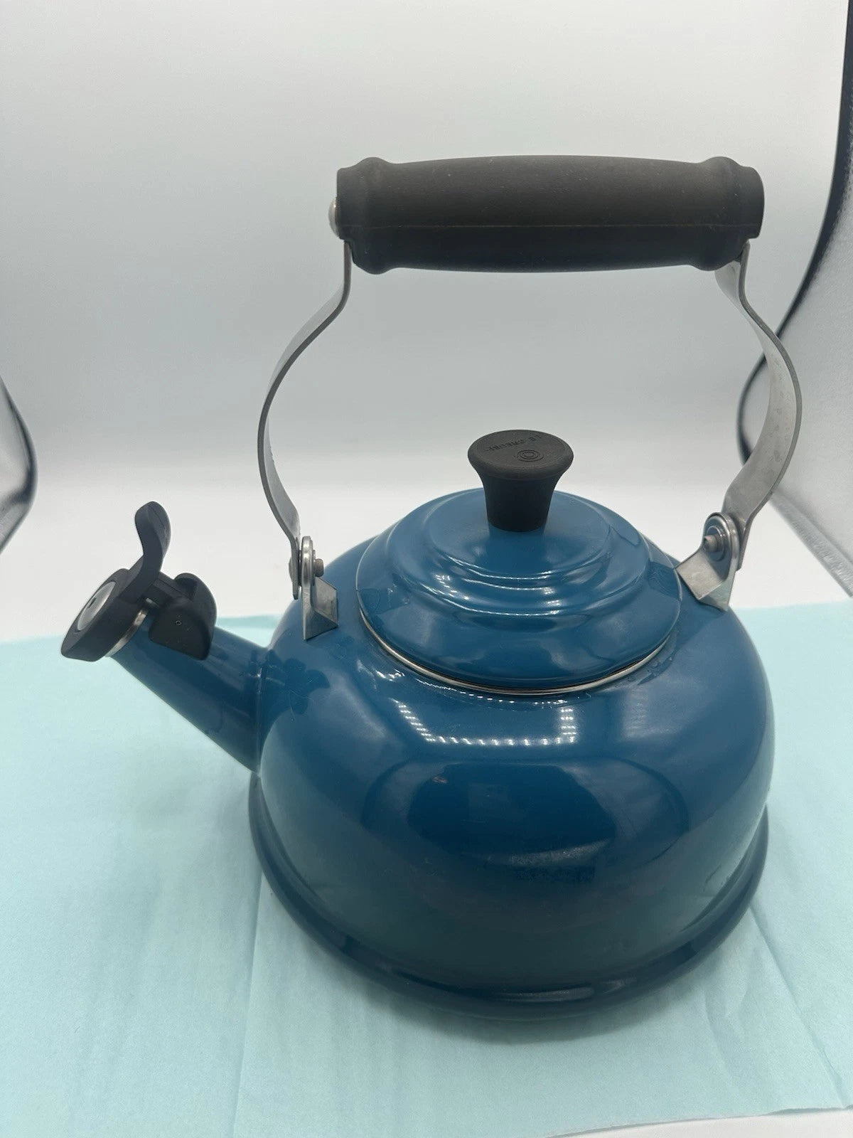 Le Creuset Whistling Tea Kettle Teapot Enamel Deep Teal Blue 1.7 Qt (1.6L)