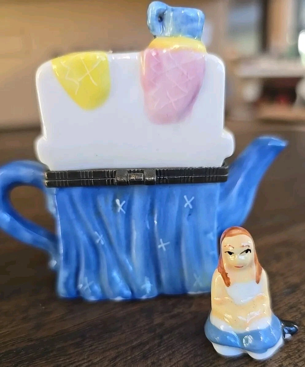 VINTAGE STOVE TEAPOT TRINKET BOX CERAMIC With Surprise Inside