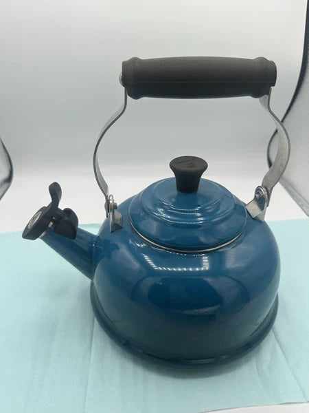 Le Creuset Whistling Tea Kettle Teapot Enamel Deep Teal Blue 1.7 Qt (1.6L)