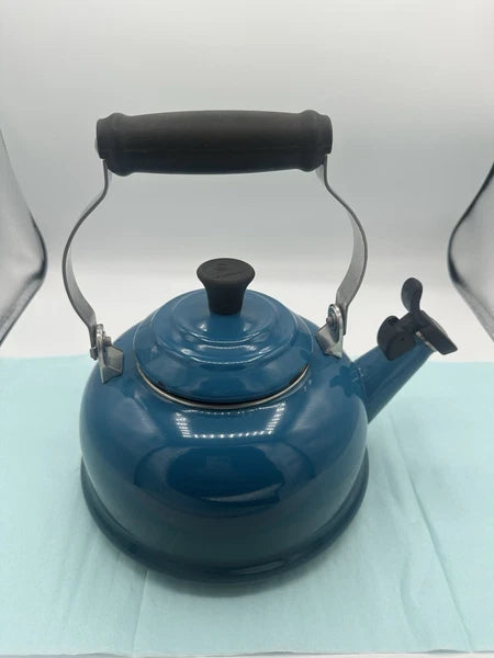 Le Creuset Whistling Tea Kettle Teapot Enamel Deep Teal Blue 1.7 Qt (1.6L)