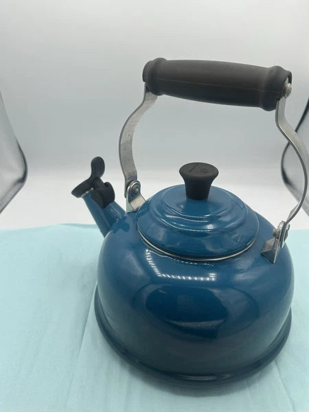 Le Creuset Whistling Tea Kettle Teapot Enamel Deep Teal Blue 1.7 Qt (1.6L)