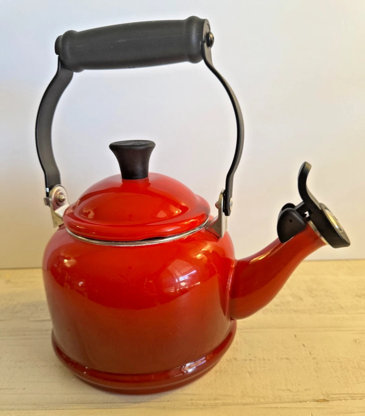 Le Creuset Whistling Tea Kettle Teapot Lid 1.1L 1.25Qt Enamel Red Ombre