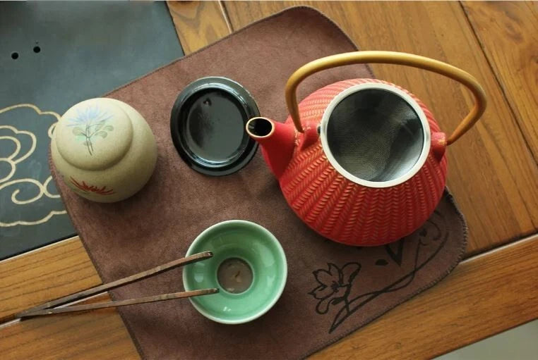 Pretty Japanese style cast iron teapot 1L capacity with tea strainer and enamel