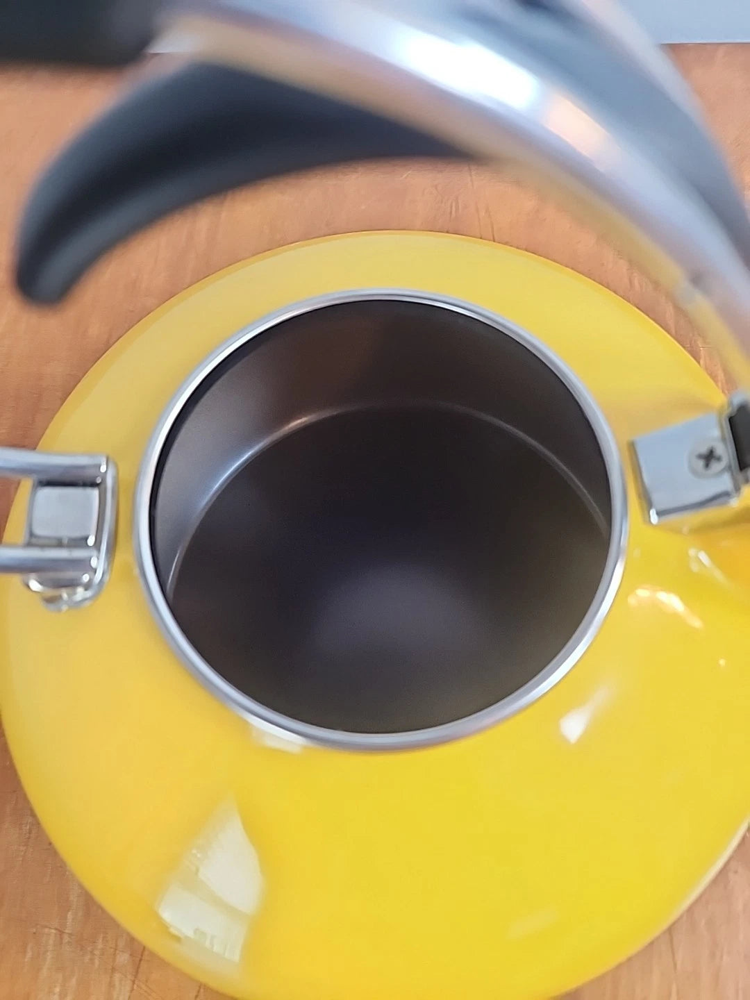 Chantal Enamel 1.8 Quart Whistling Tea Pot Kettle Livestrong Yellow Loop