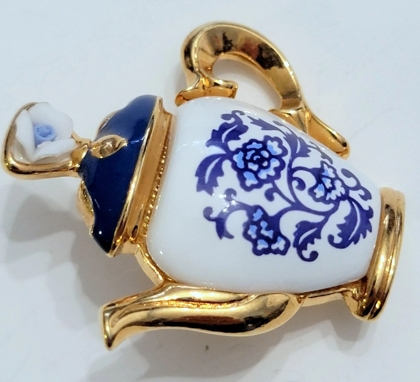 Avon Vintage (1997) Tea Time Novelty Porcelain Teapot Pin Blue/White