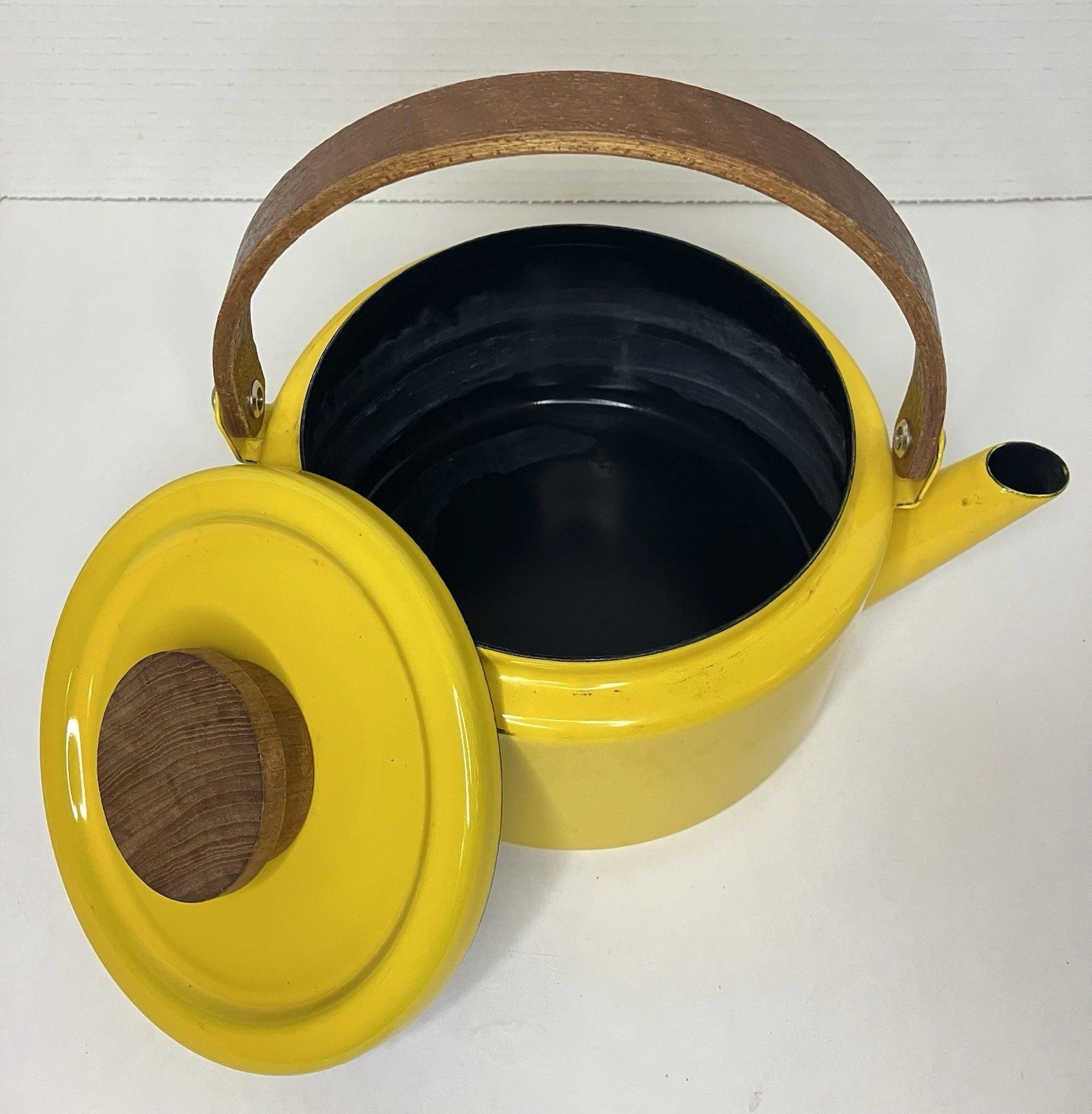 Vintage 1970’s Sunny Yellow Enamelware Tea Kettle With Wood Handle And Knob