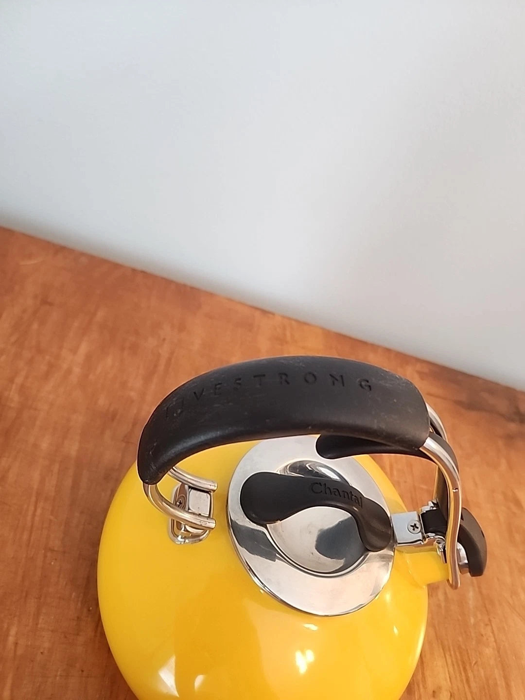 Chantal Enamel 1.8 Quart Whistling Tea Pot Kettle Livestrong Yellow Loop